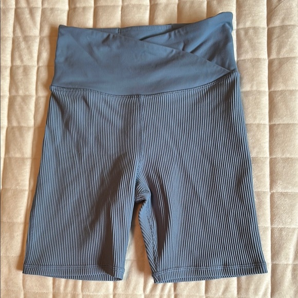 Ribbed Athleta Cross-over Biker Shorts - Picture 1 of 4
